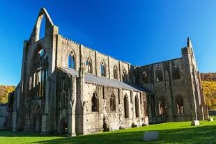 De estilo gótico, la abadía de Tintern fue fundada en 1131 como la primera de la orden de los Bernardinos de Gales