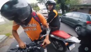 Dramático asalto de motochorros a un motoquero, que grabó el asalto con su GoPro, en Tropezón, en el límite entre Tres de Febrero y San Martín