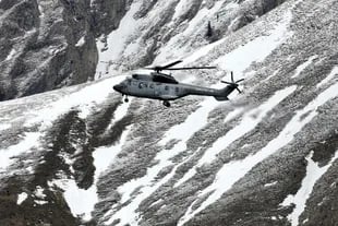 Varios helicópteros participan de la tarea de búsqueda de restos del avión alemán