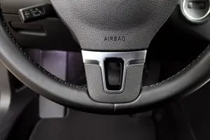 Fallas en airbags: una automotriz llama a revisión más de 10 modelos afectados
