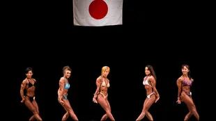 (de izquierda a derecha) Naoko Imamura, Eriko Shimizu, Satoko Yamanouchi, Tamako Atago y Toshie Yuzawa compiten en los campeonatos de culturismo de Japón, en Tokio