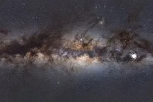 La imagen muestra la Vía Láctea vista desde la Tierra. El ícono muestra la posición del misterioso objeto descubierto por un estudiante australiano.