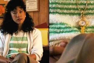 La doctora Keely (Regina Ting Chen) es motivo de sospechas de los seguidores de Stranger Things. En la imagen, el colgante con forma de llave y con reloj, un objeto que la vincula con el villano. Fuente: Netflix