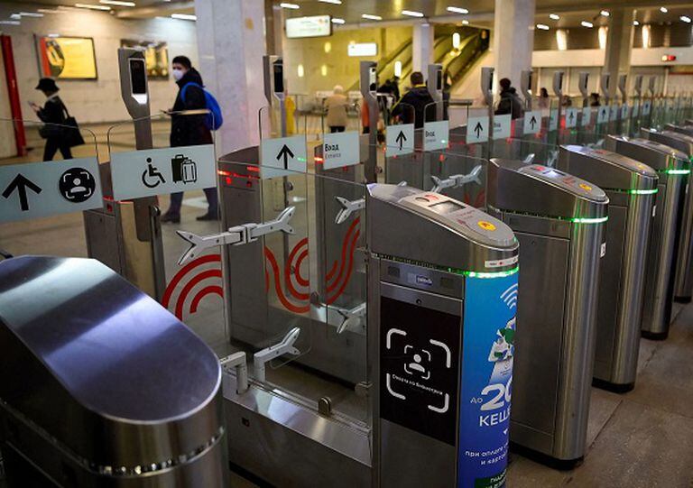 Pagar el pasaje mirando a la cámara, un sistema que despierta polémica en el metro de Moscú