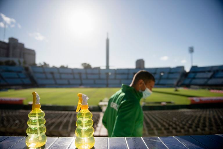 Un futbolista se retira del estadio Centenario tras ser vacunado contra el COVID-19. El estadio será sede de la final de la Copa Libertadores 2021