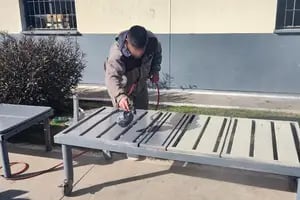 20 internos armaron una carpintería para fabricar sillas y mesas para escuelas y jardines