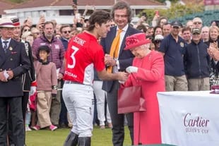Nico Pearce, in 2019, champion with Scone: he also broke the rules.  This was Isabel II's last award ceremony