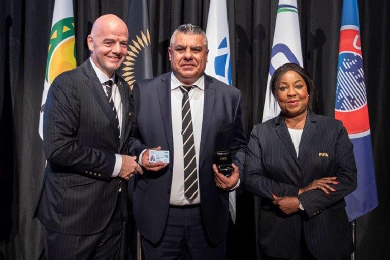Chiqui Tapia con Gianni Infantino, presidente de la FIFA, y Fatma Samoura, la secretaria general de la entidad.