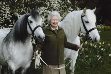 La Reina Isabel II con sus ponis de la raza Highlands en 2006
