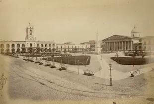 La Plaza de la Victoria, luego Plaza de Mayo, luego de las transformaciones de 1870. A un par de cuadras, en una mesa de ruleta, un conflicto derivó en el duelo.