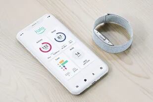 Halo: la pulsera de Amazon que usa micrófonos y una cámara para medir tu salud