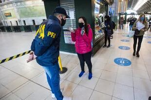 La policía requiere la identificación de los pasajeros en la estación Retiro del ferrocarril Mitre
