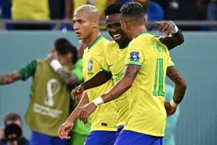 Vinicius, Richarlison y Raphinha celebran un gol de Brasil en el Mundial de Qatar. (Anne-Christine POUJOULAT / AFP)