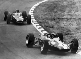 Fueron muchas las obras de arte firmadas por Jim Clark (en la foto, seguido por su gran amigo Graham Hill), pero ninguna como la de Monza 1967; tras quedar último y perder una vuelta, volvió a la punta para quedarse sin combustible en el último giro. No triunfó, pero los tifosi lo llevaron en andas