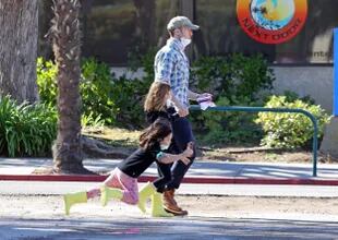 Ryan Gosling acudió junto a sus hijas, Esmeralda y Amanda, a un establecimientos de venta de artículos para el hogar en un paseo por la ciudad de Santa Bárbara que incluyó una visita a un vivero y a una heladería
