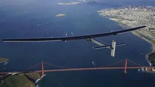 El avión solar atravesó desde el puente de San Francisco hasta las pirámides de Egipto