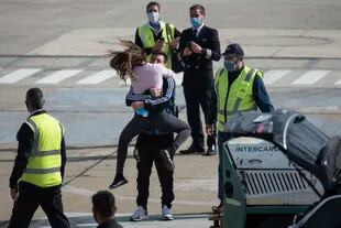 Messi abraza a su mujer, Antonella, al llegar al aeropuerto de Rosario tras consagrarse campeón de la Copa América