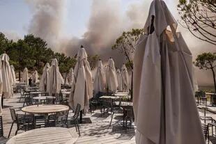 Il fumo di un incendio boschivo a La Teste-de-Buch, visto dall'Hotel La Corniche a cinque stelle, di fronte alle dune di Pilat, Pyla sur Mer, il 18 luglio 2022