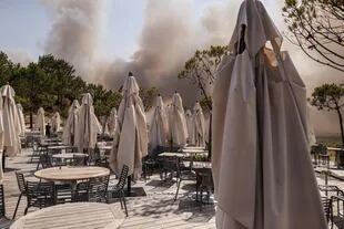 Humo del incendio forestal en La Teste-de-Buch, visto desde el hotel de 5 estrellas La Corniche, frente a la duna de Pilat, Pyla sur Mer, el 18 de julio de 2023