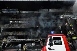 Un incendio arrasa un centro de negocios en Moscú: 1000 evacuados