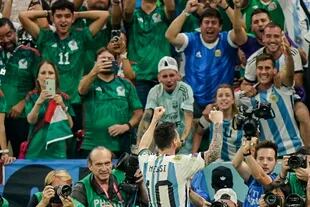 Hasta los mexicanos lo admiran y lo fotografían: Lionel Messi festeja frente a los hinchas argentinos su golazo en el 2-0 que fue su 21er partido en la Copa del Mundo, en Qatar 2022.
