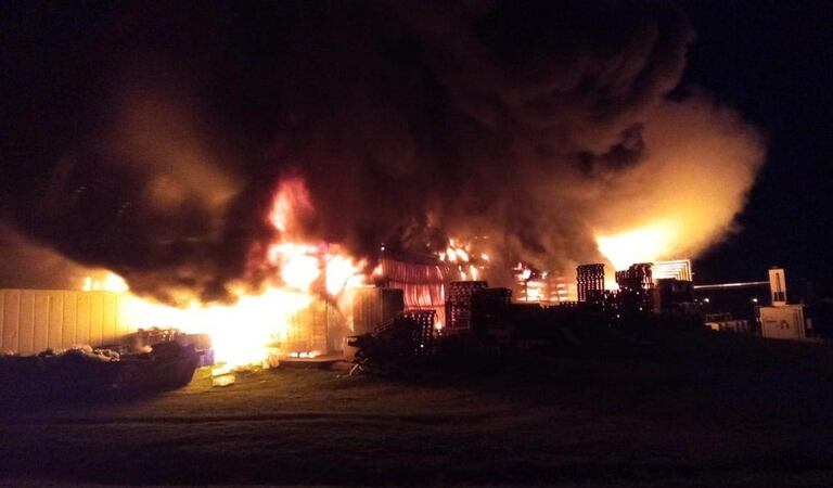 31-03-2021 Buenos Aires: Un incendio destruyó la planta de embutidos Cagnoli en Tandil. Foto: Defensa Civil /cb