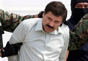 ARCHIVO - En esta fotografía de archivo del 22 de febrero de 2014, Joaquín "El Chapo" Guzmán, jefe del Cártel de Sinaloa en México, es escoltado a un helicóptero en la Ciudad de México luego de su captura