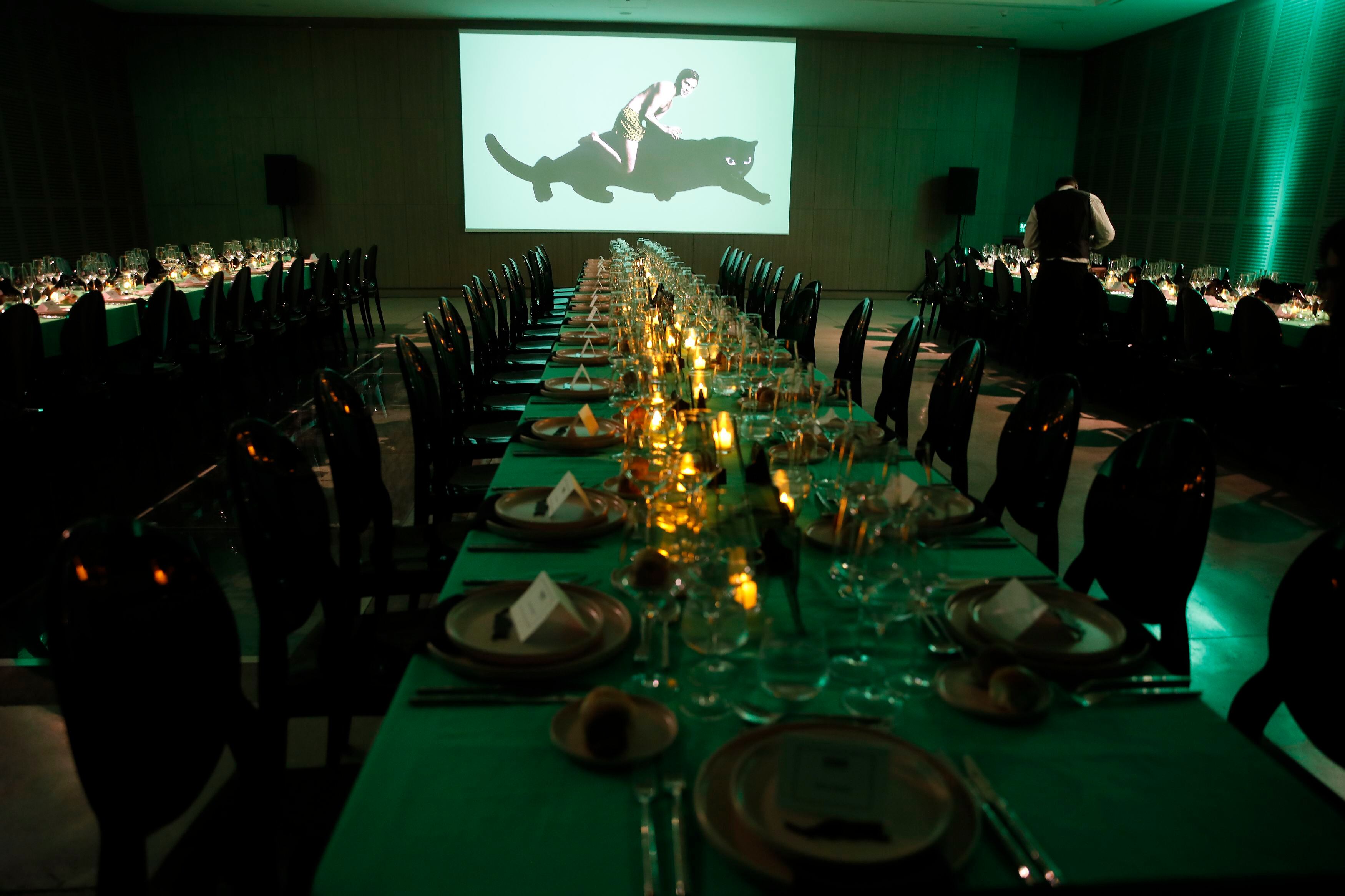 La noche homenaje incluyó cena y un baile posterior. Las directora del Museo Moderno y de la AAM destacaron el trabajo del artista. Por cada vez que se mencionó el nombre de Edgardo Giménez, sonó un rugido de pantera en el salón.
