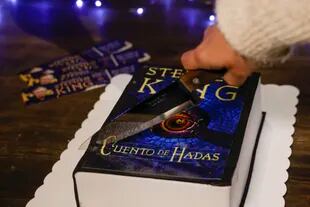 La torta para festejar los 75 años tenía la forma de la nueva novela, "Cuentos de hadas"