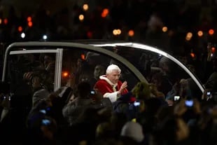 29 de diciembre de 2012, el Papa Benedicto XVI saluda a su llegada a la comunidad cristiana ecuménica de Taizé durante su reunión europea, en la Plaza de San Pedro en el Vaticano.