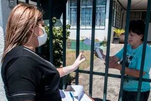Una funcionaria de la Caja entregaba medicinas a domicilio en San José, en marzo de 2020