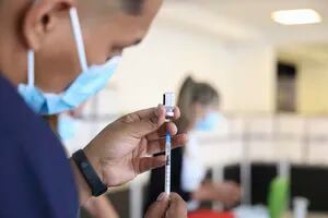 La OMS recomienda aplicar vacunas de refuerzo solo para los grupos de riesgo