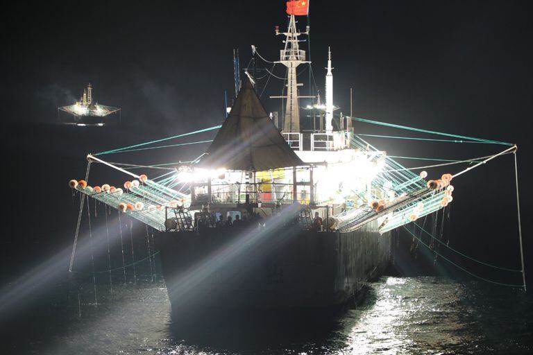 La Prefectura y la Armada argentina monitorean la llegada de cientos de pesqueros chinos al mar Argentino