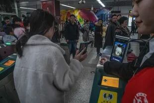 Un sistema de escaneo de reconocimiento facial en la entrada de la estación de metro en Zhengzhou, China, el 14 de diciembre de 2019