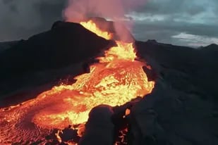 Video: un drone registraba un volcán hasta que la lava lo “devoró”