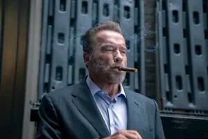 En FUBAR, la serie de Arnold Schwarzenegger en Netflix, el último héroe de acción termina hundido por toda una vida de mentiras