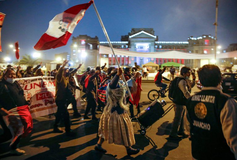 Seguidores de Pedro Castillo celebran en el centro de Lima
