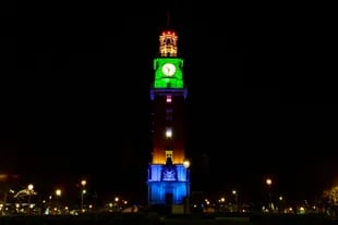 La Torre Monumental iluminada con los colores de la bandera LGBTIQ+