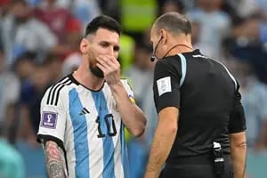 El árbitro del polémico Argentina-Países Bajos contó que Messi lo llamó y que él debió haber expulsado "a dos"