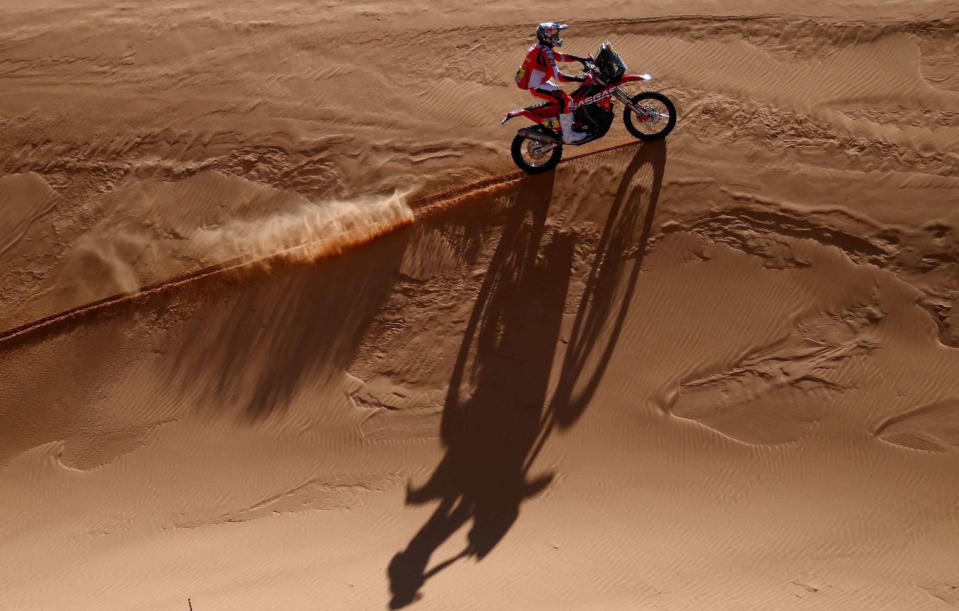 El piloto australiano Daniel Sanders compite durante la etapa 4 del Dakar 2022 entre al-Qaysumah y Riyadh en Arabia Saudita