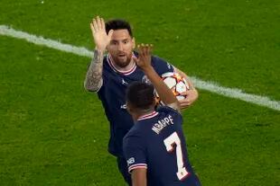 Lionel Messi celebra con Kylian Mbappé tras notar el segundo gol de PSG en el choque ante Leipzig por la Champions League
