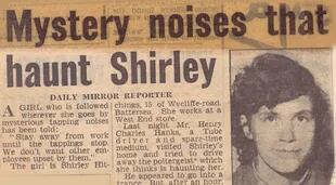 "El misterio de los ruidos que atormentan a Shirley", dice el titular del diario Daily Mirrow de 1956 con la foto de ella