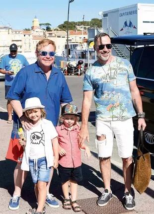 Elton John junto a Furnish y sus dos hijos
