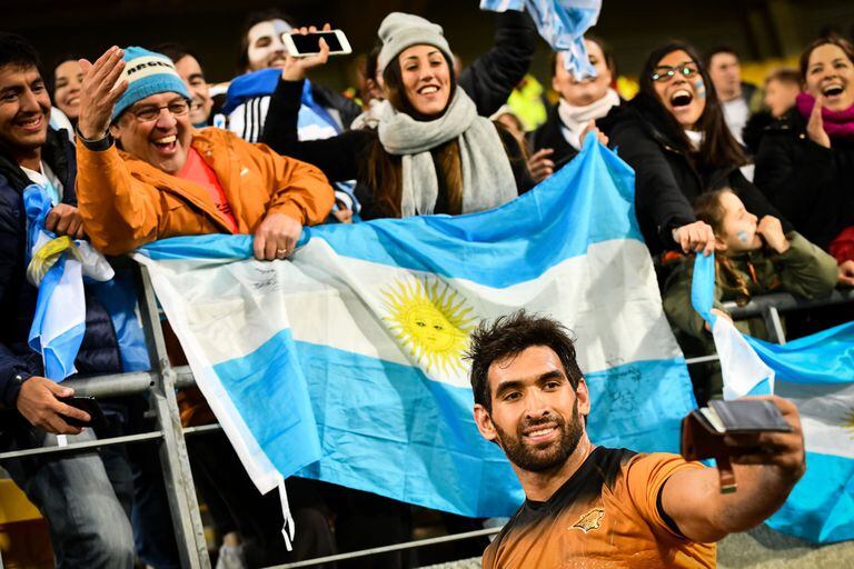Matías Orlando y una selfie con los hinchas argentinos que disfrutaron de la victoria de Jaguares en Wellington