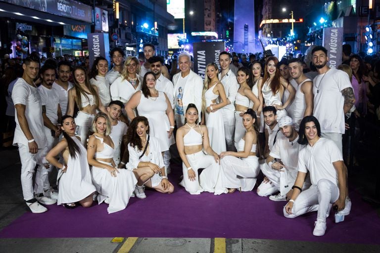 Asistió al evento un grupo de personas vestidas de blanco absoluto, bailarines y acróbatas lideradas por Flavio Mendoza