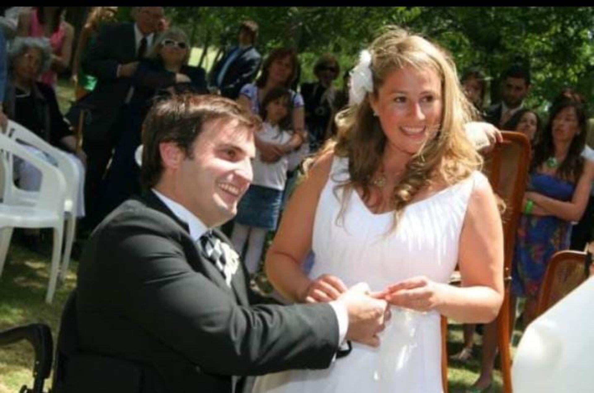 Luciano junto a su esposa en el día del casamiento.