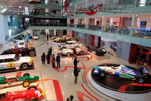 En el salón de la planta baja del Museo predominan los autos, de todo tipo y color