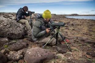 Ignacio Roesler observando al macá tobiano en una de las lagunas de la estepa patagónica