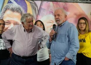 El expresidente de Uruguay, José "Pepe" Mujica escucha al expresidente de Brasil y candidato, Luiz Inacio Lula da Silva durante un evento de campaña.