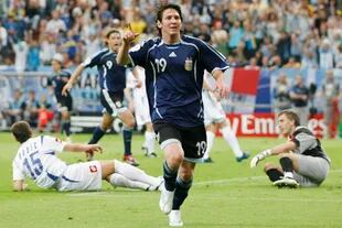 El argentino Lionel Messi celebra su gol contra Serbia y Montenegro durante su partido de fútbol de la Copa Mundial del Grupo C 2006 en Gelsenkirchen el 16 de junio de 2006.